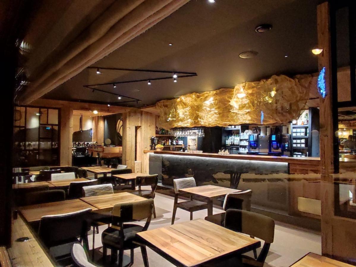 Hotel Les Melezes Лес дьо Алпс Екстериор снимка