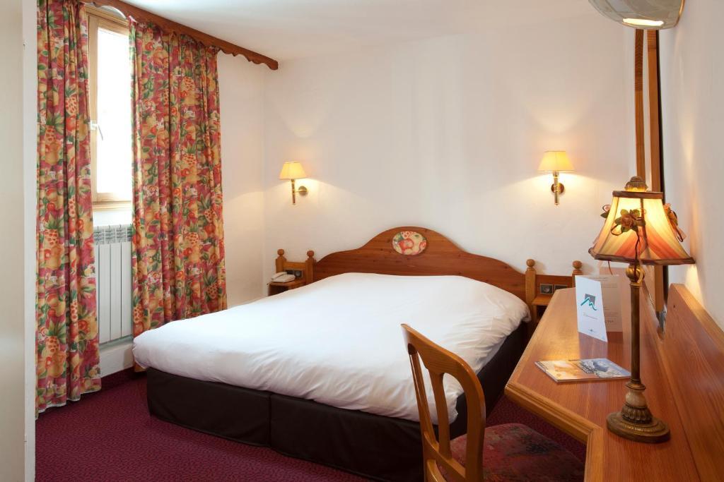Hotel Les Melezes Лес дьо Алпс Екстериор снимка